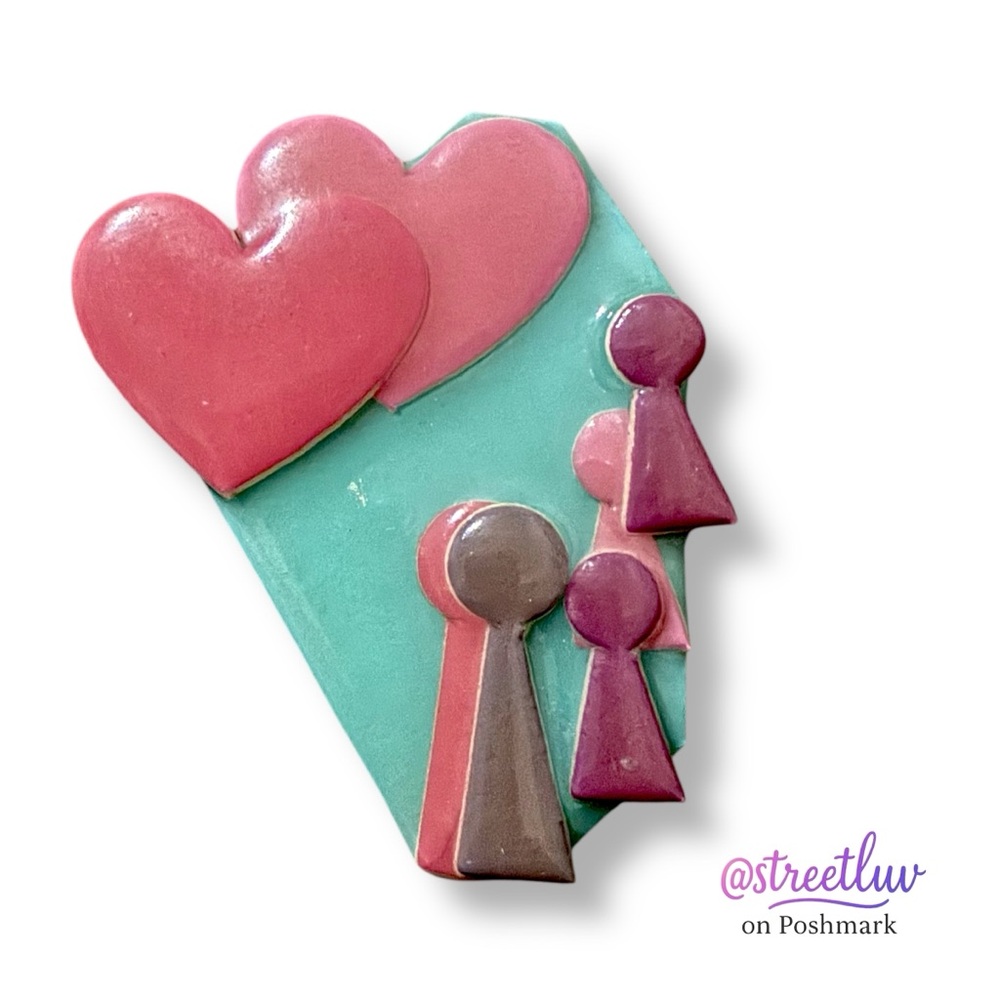 Lucinda People Pins Family Hearts Enamel Brooch - Vintage - Picture 1 of 4